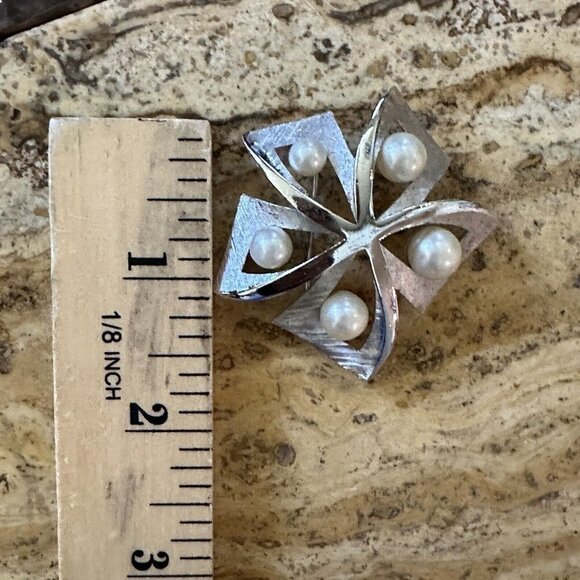 VTG Crown Trifari Brooch Pin 1 5/8" Windmill Faux Pearls‎ Silver Tone Signed MCM - Picture 5 of 5